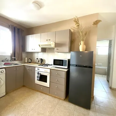 2br - 5mins Walk To The With Internet Access Ларнака