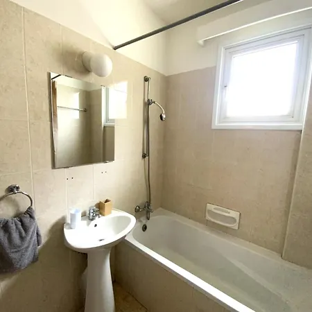 Apartment 2br - 5mins Walk To The With Internet Access