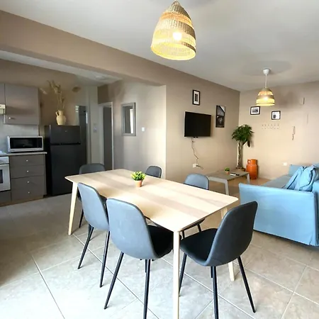2br - 5mins Walk To The With Internet Access * Larnaca