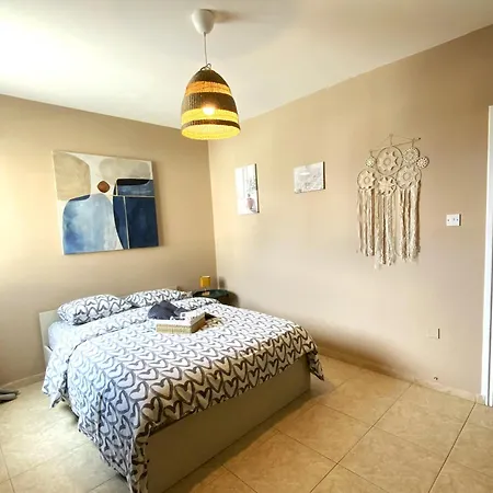 2br - 5mins Walk To The With Internet Access * Ларнака