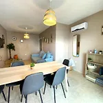 Apartmán 2br - 5mins Walk To The With Internet Access