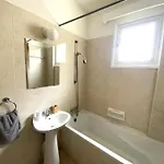 Lejlighed 2br - 5mins Walk To The With Internet Access